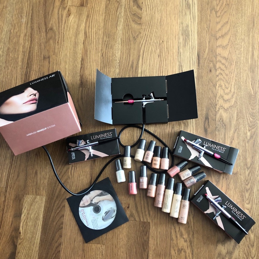 Luminess Airbrush make up system.